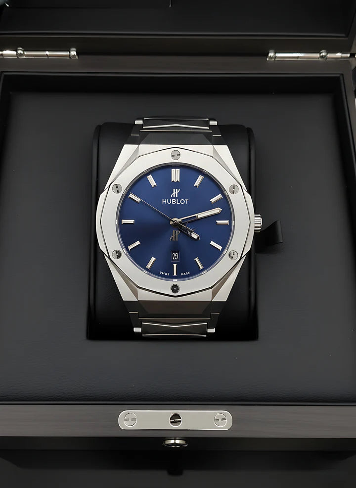 Montre Hublot Classic Fusion Orlinski – Cadran Bleu & Bracelet Sculpté à Facettes